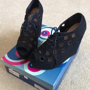 BLACK LACE UP WEDGE